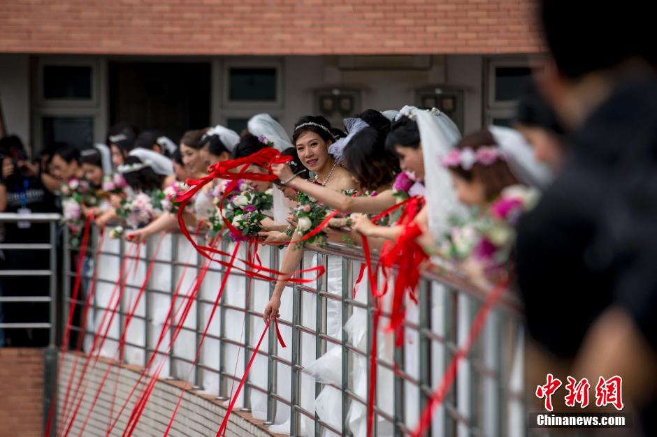 　广东一大学为校友举行集体婚礼 50对夫妻重返母校