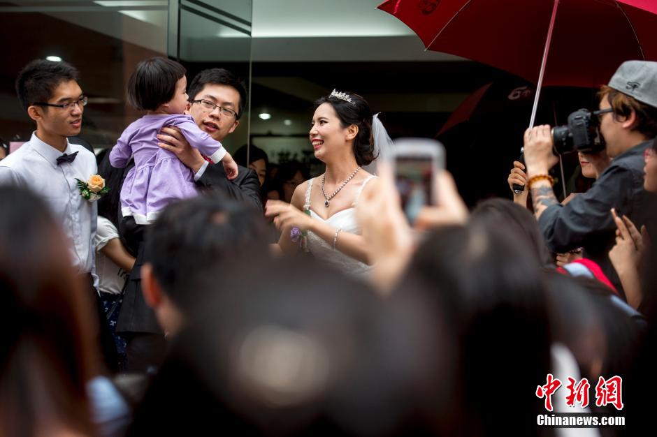 　广东一大学为校友举行集体婚礼 50对夫妻重返母校