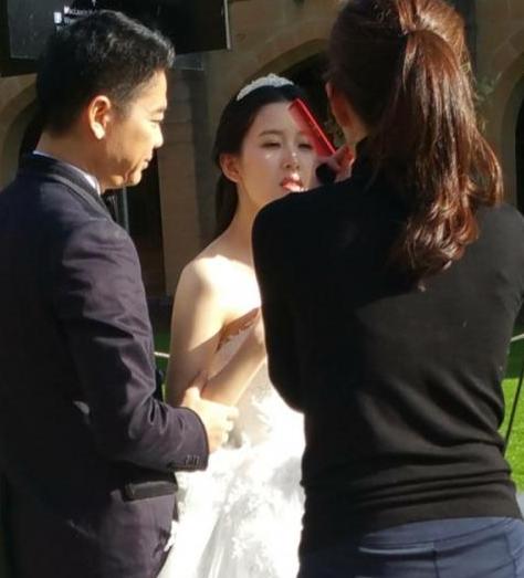 刘强东奶茶妹被曝悉尼拍婚纱照