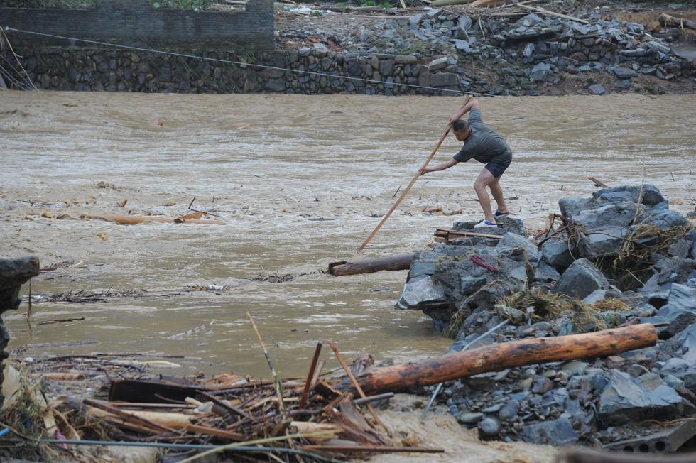 贵州雷山遭暴雨袭击 村民在洪水中淡定捞鱼