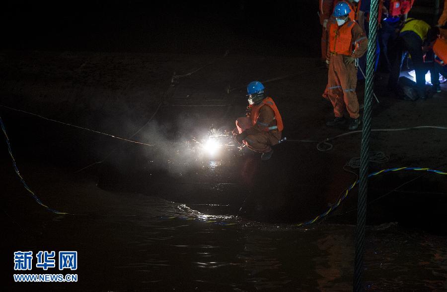 (长江客船翻沉事件)切割作业 (长江客船翻沉事件)切割作业