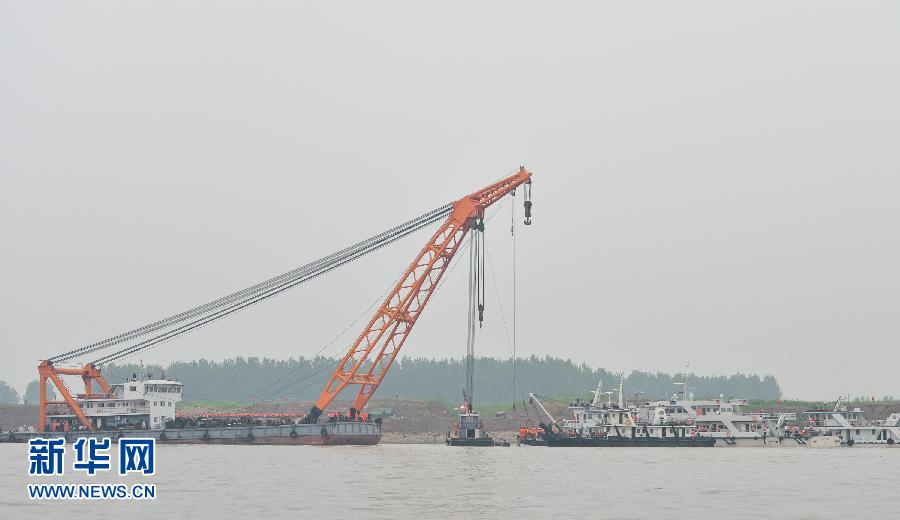 (长江客船翻沉事件)救援人员为实施船体打捞工作做准备 (长江客船翻沉事件)救援人员为实施船体打捞工作做准备