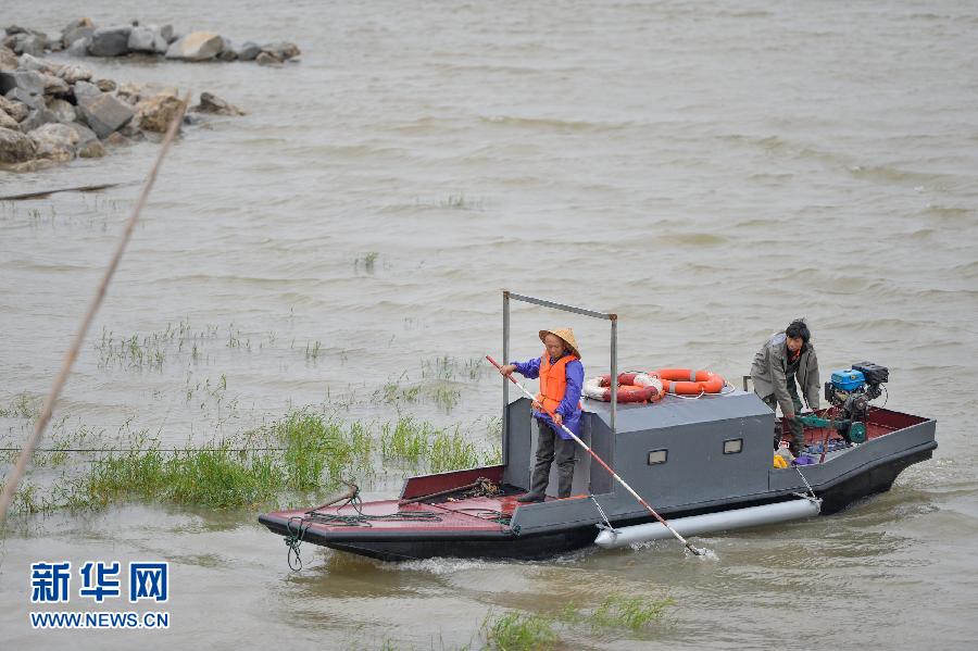(长江客船翻沉事件)(1)湖南村民勇救“东方之星”落水者 (长江客船翻沉事件)(1)湖南村民勇救“东方之星”落水者