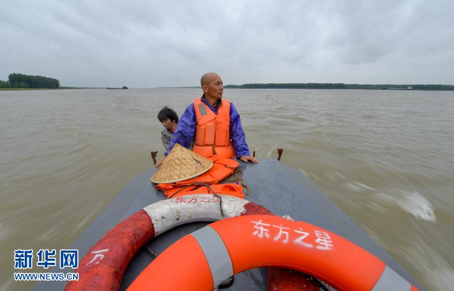 (长江客船翻沉事件)(2)湖南村民勇救“东方之星”落水者 (长江客船翻沉事件)(2)湖南村民勇救“东方之星”落水者
