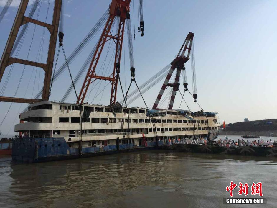 消防官兵进入“东方之星”舱内进行破拆和搜救