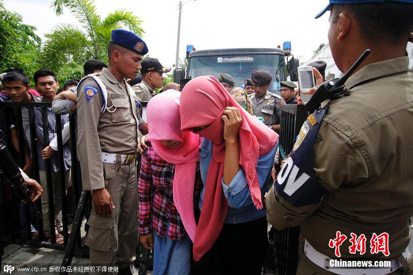 印尼多名男女因婚外情当众接受鞭刑