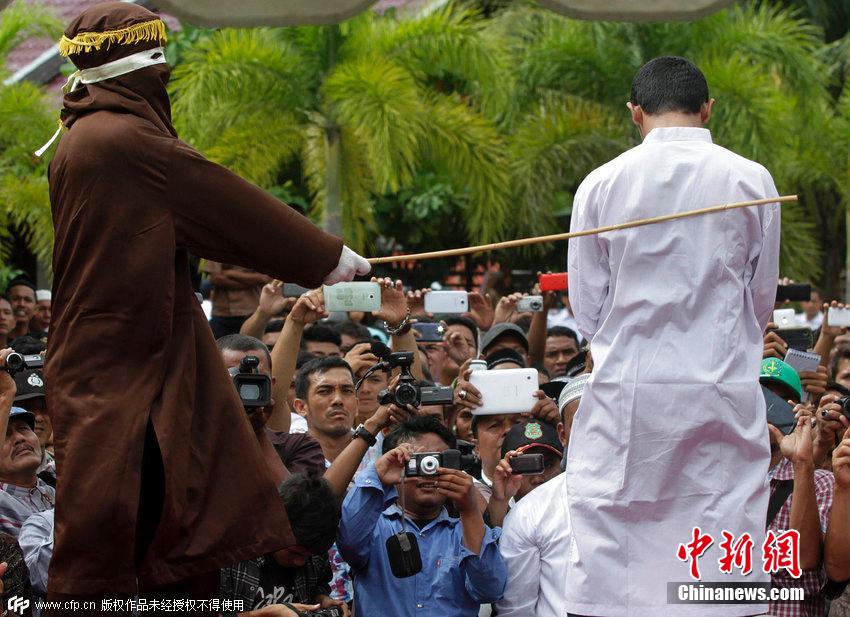 印尼多名男女因婚外情当众接受鞭刑