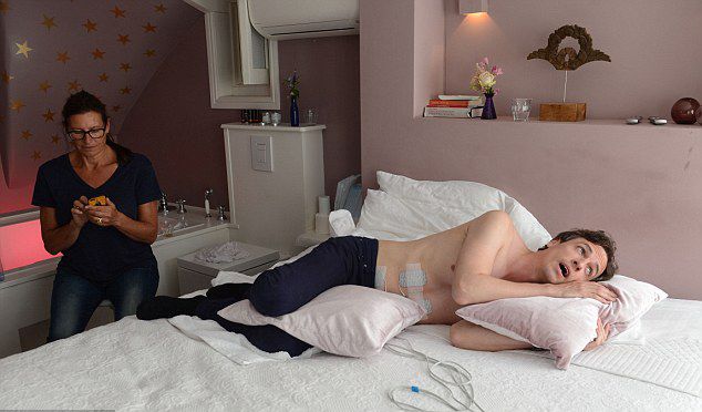 荷兰男子体验女性分娩痛