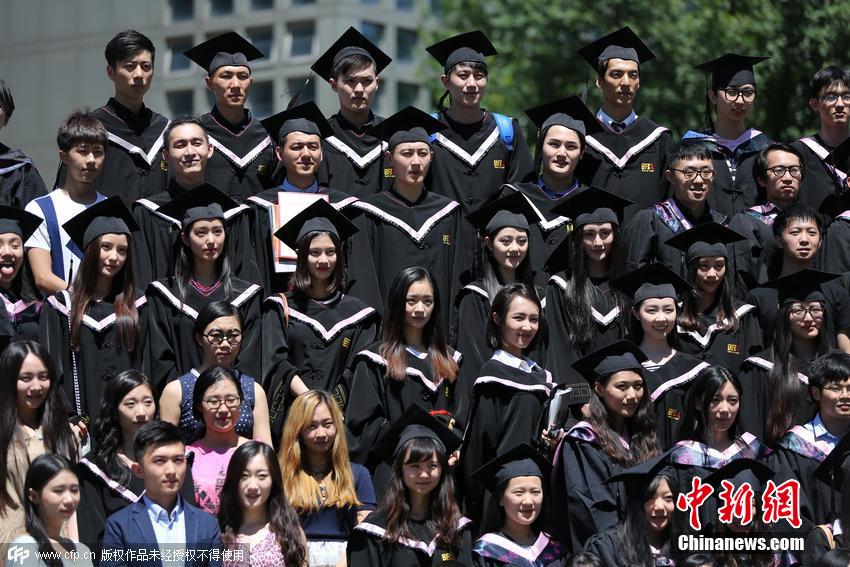 北影本科毕业典礼 美女学生素颜难掩清新