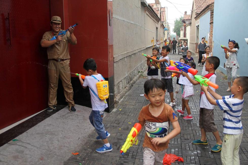 山东滨州儿童扮八路军打“鬼子”庆抗战胜利