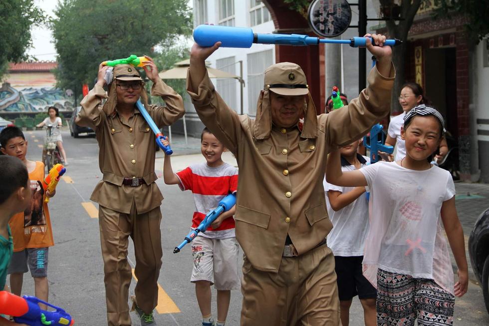最终几名鬼子被八路军制服，被押着游街示众，以此庆祝抗日战争胜利70周年。