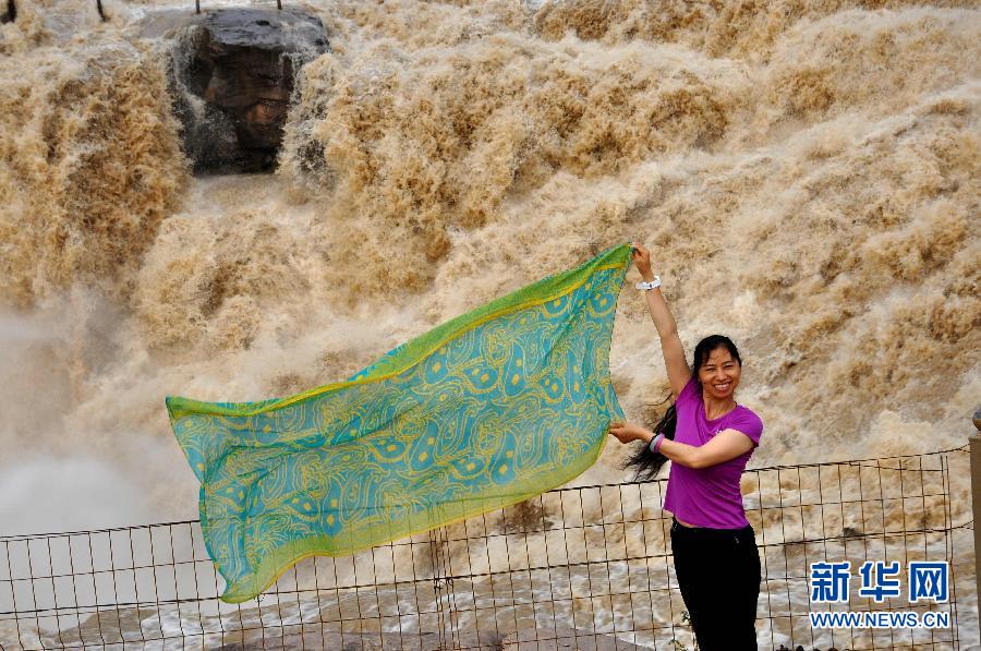 这是7月10日拍摄的黄河壶口瀑布。