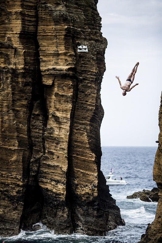 葡萄牙举行悬崖跳水 场面惊险壮观