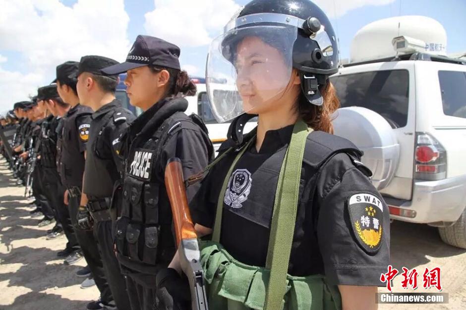 新疆兵团女民警生活照走红网络 被誉“最美警花”