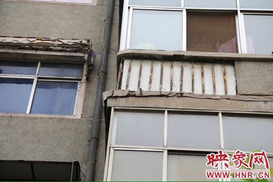 5楼和6楼两层住户的南侧阳台，墙面全部掉落。