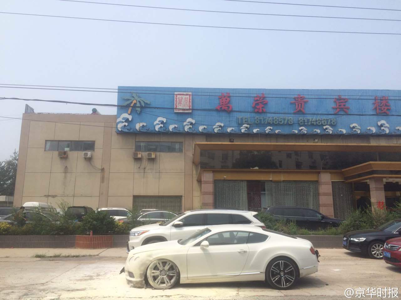 新郎租400万豪车迎亲被鞭炮点燃