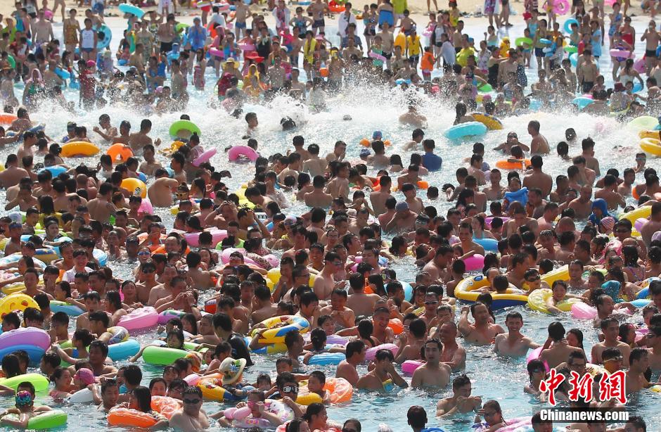 8月1日，民众扎堆在南京汤山欢乐水魔方水上乐园戏水，享受“冰火两重天”的凉爽和激情。连日来，中国大部分地区迎来高温天气。