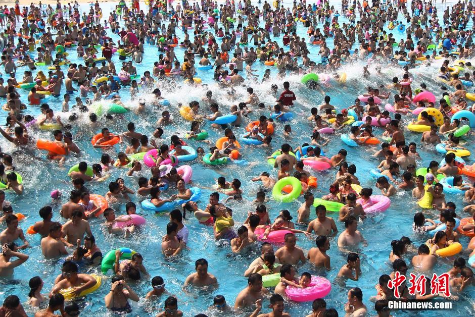 8月1日，民众扎堆在南京汤山欢乐水魔方水上乐园戏水，享受“冰火两重天”的凉爽和激情。连日来，中国大部分地区迎来高温天气。