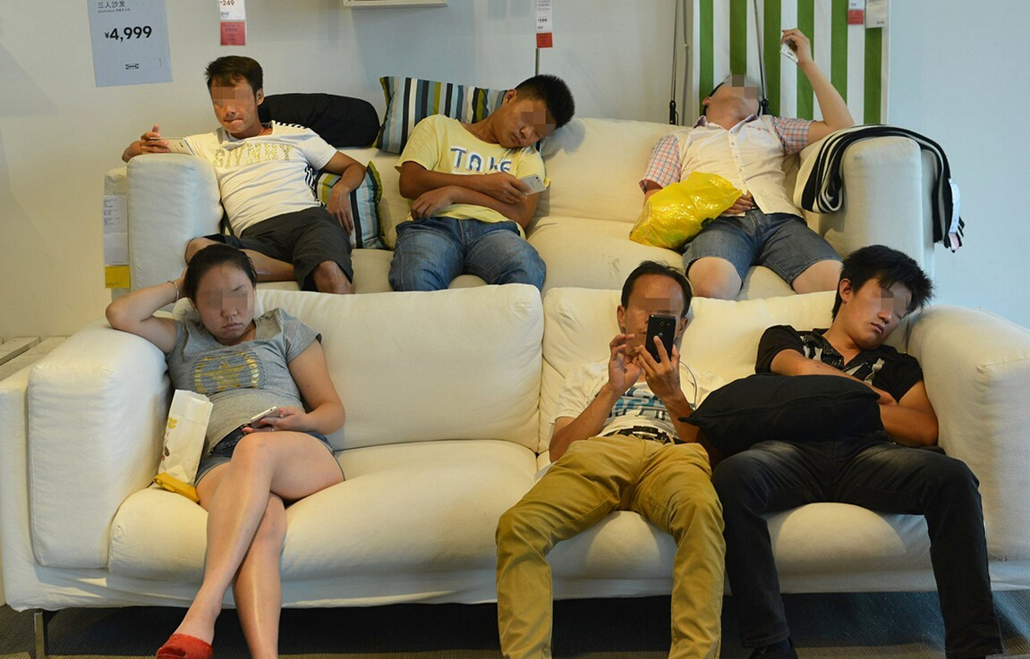 8月4日，杭州，“蹭凉族”在宜家杭州店的沙发或床铺上休息。