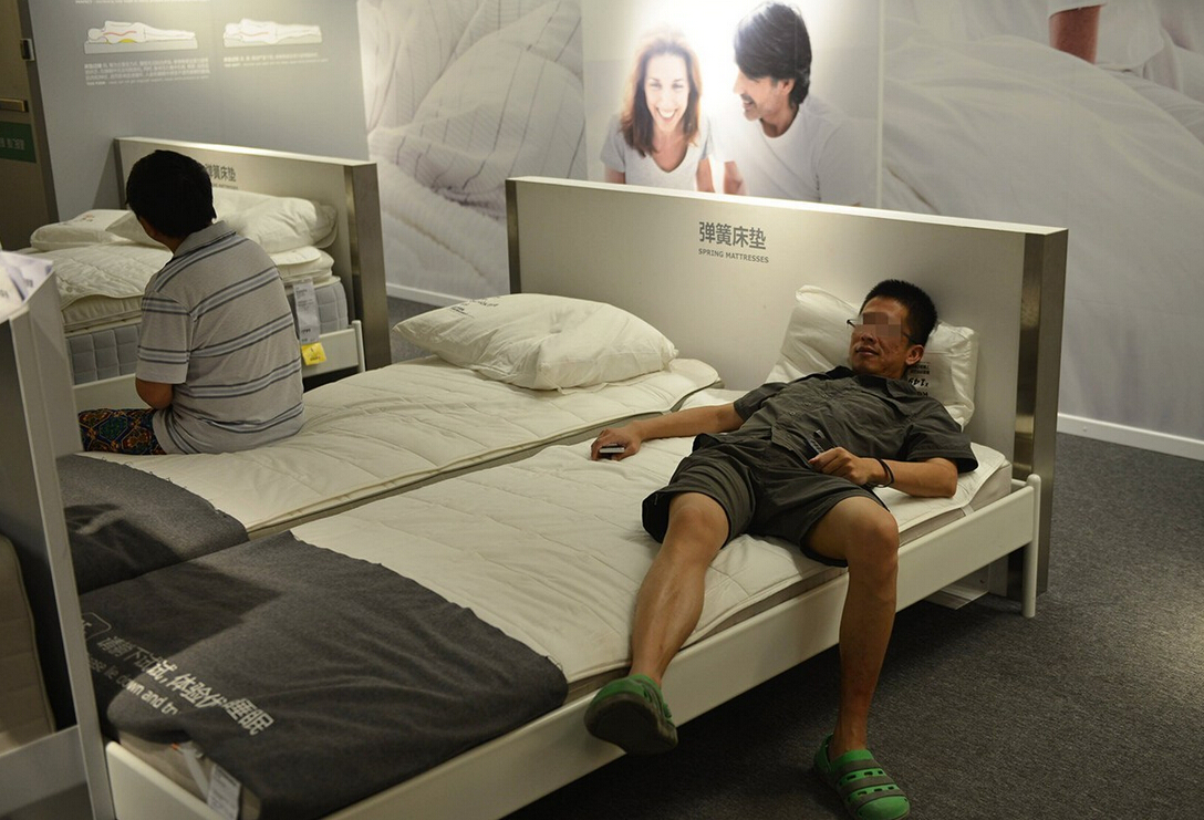 8月4日，杭州，“蹭凉族”在宜家杭州店的沙发或床铺上休息。