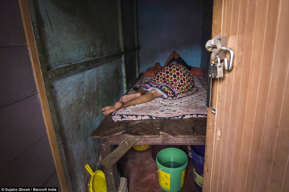 一个性工作者在自己的小屋里休息。