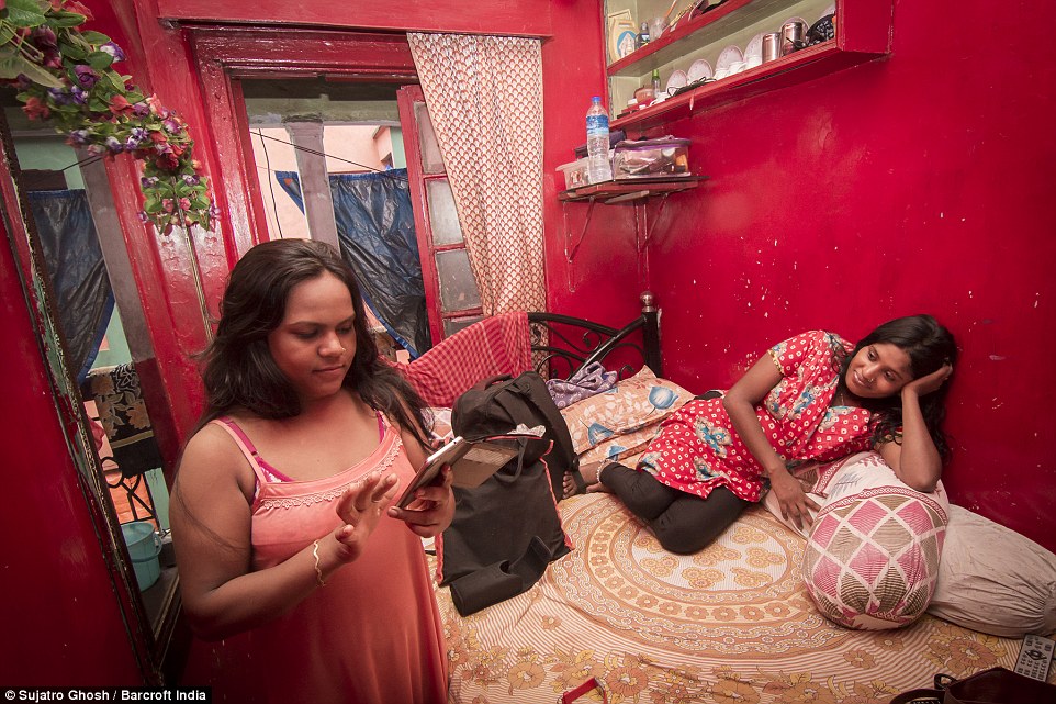 Santoshi和Sikha在房间里玩耍，她们选择把性服务当做自己的工作。