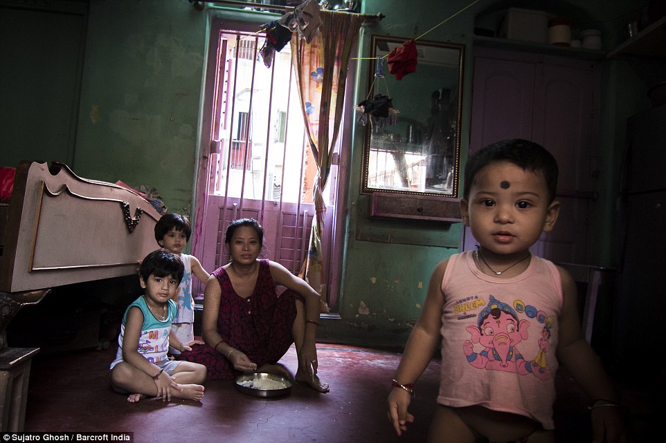 30岁的Jyoti和她的三个孩子一同住在红灯区里。