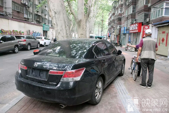 男子的车牌因是外地牌照，被小偷盗走。