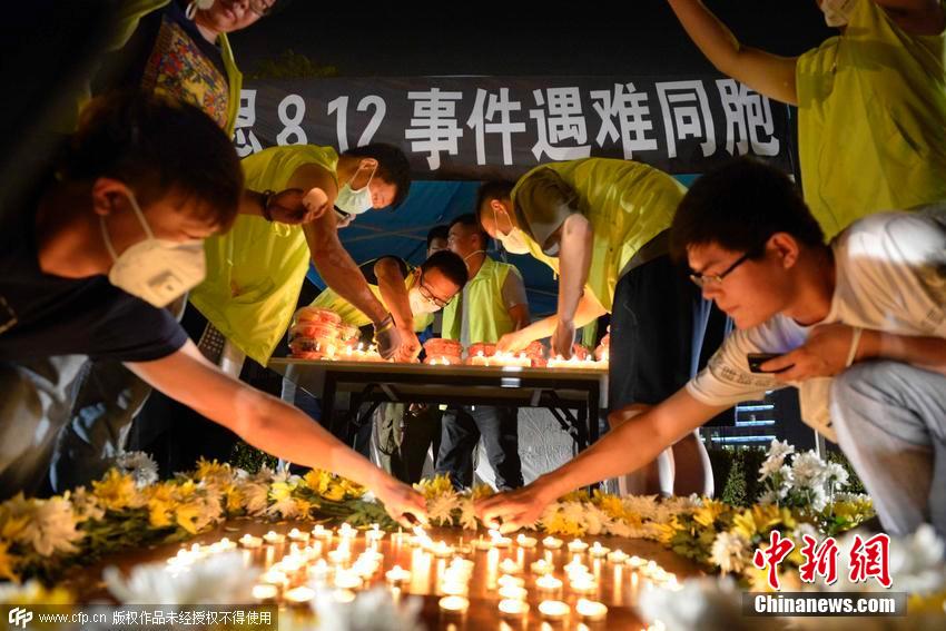 天津志愿者搭临时祭奠站 追悼爆炸死难者
