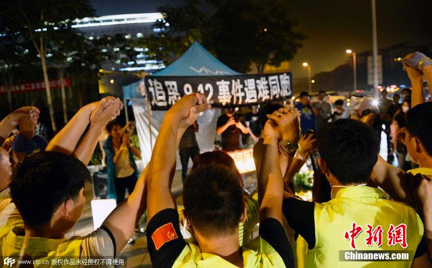 天津志愿者搭临时祭奠站 追悼爆炸死难者