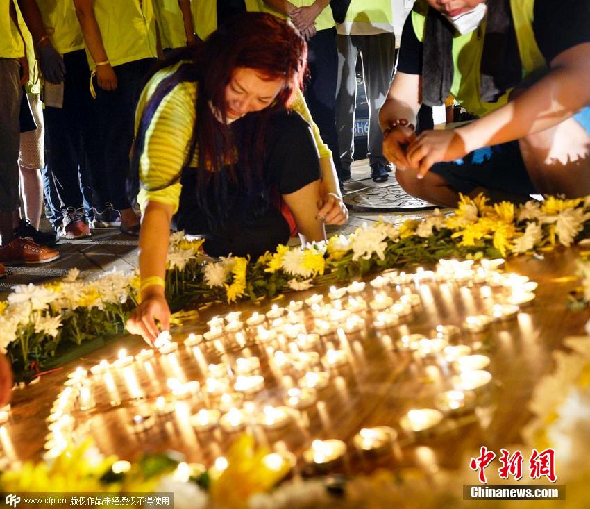 天津志愿者搭临时祭奠站 追悼爆炸死难者