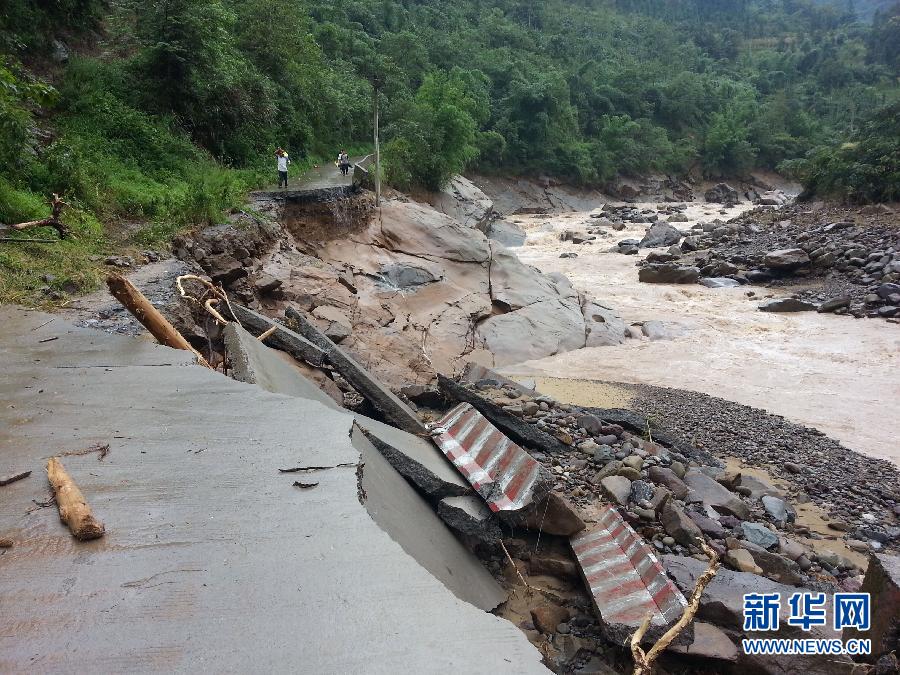 四川省泸州市叙永县白腊苗族乡的一条公路被山洪冲坏