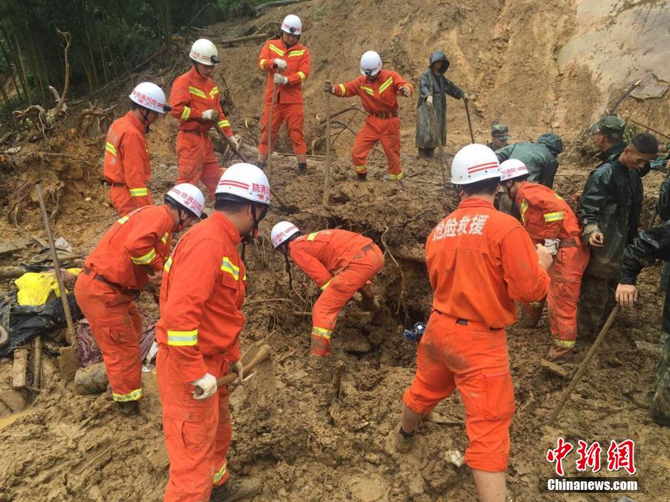8月19日，救援人员正在全力搜寻被埋遇难者