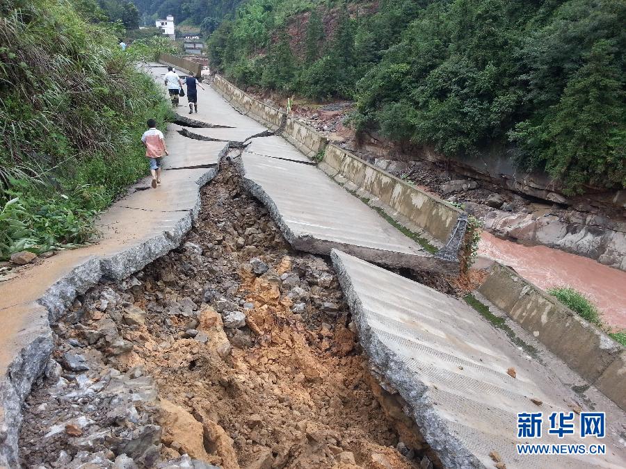 四川省泸州市叙永县白腊苗族乡的一条公路被山洪冲坏