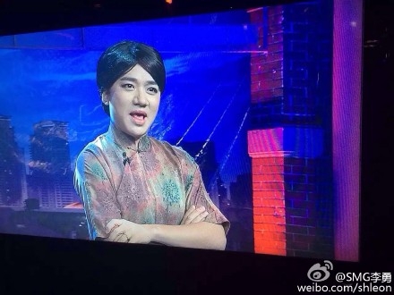 照片中王祖蓝身着一袭旗袍秒变金星，金星老师也身穿旗袍，两人真是傻傻分不清啊！