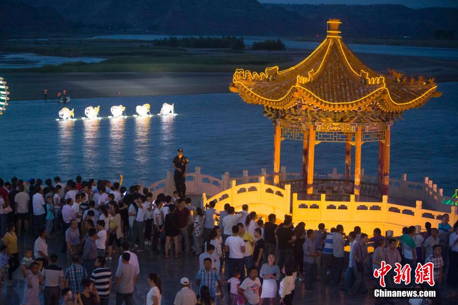 山西忻州市河曲县举办“河灯会”