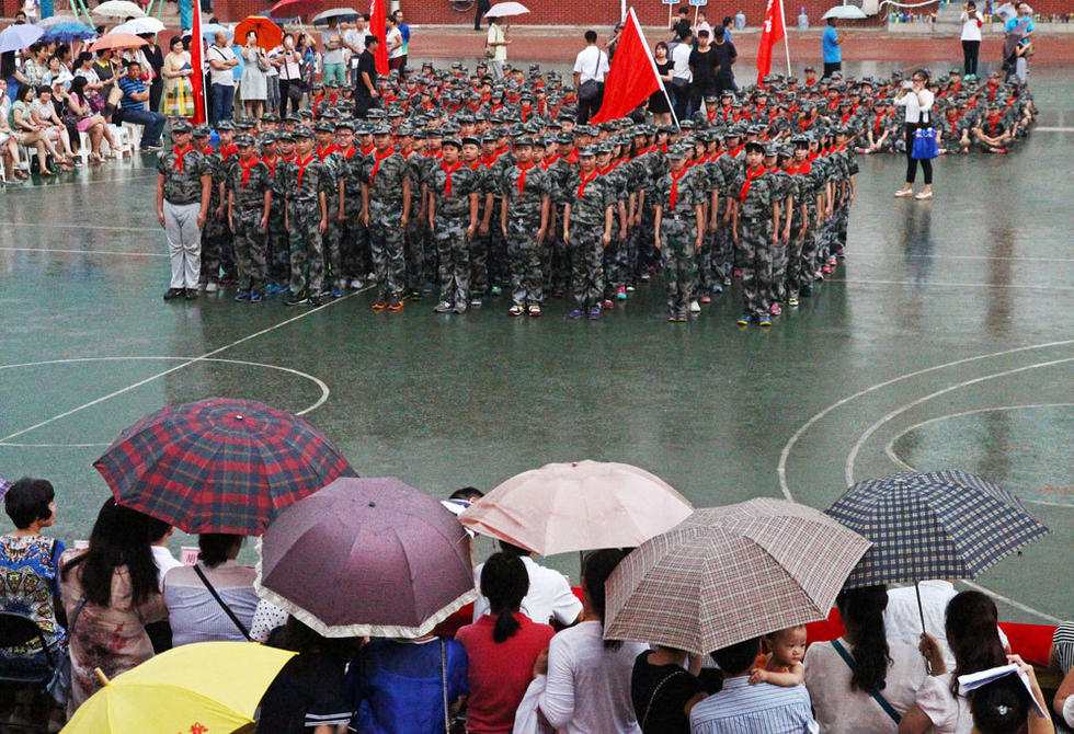 郑州市，郑州市第八中学会操表演当天突降大雨，但是同学们在雨中坚持完成了会操表演。