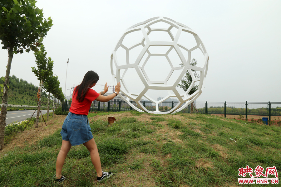 一名女生在推”足球“。