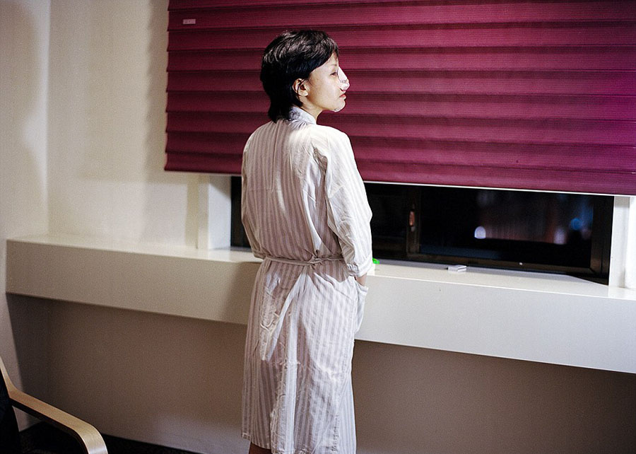韩摄影师镜头记录患者整容术后的生活