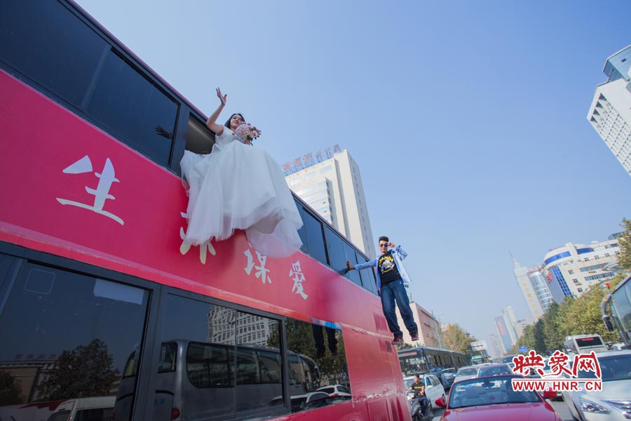 郑州街头现悬浮“婚礼” 呼吁摒弃物质追求纯真爱情
