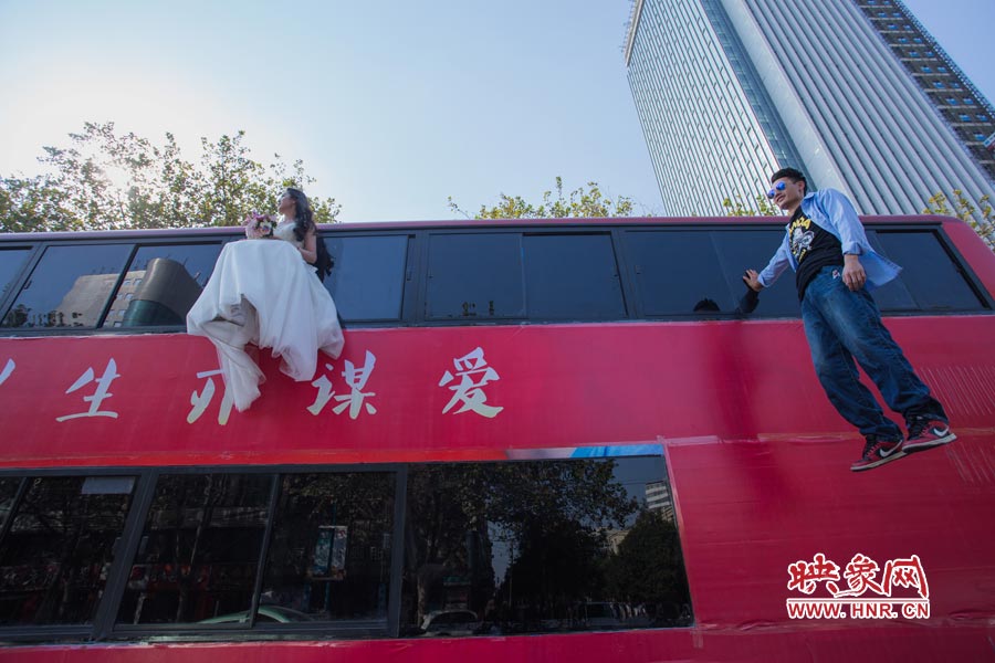 郑州街头现悬浮“婚礼” 呼吁摒弃物质追求纯真爱情