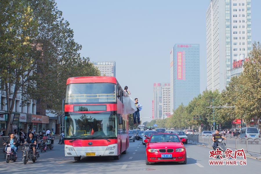 郑州街头现悬浮“婚礼” 呼吁摒弃物质追求纯真爱情