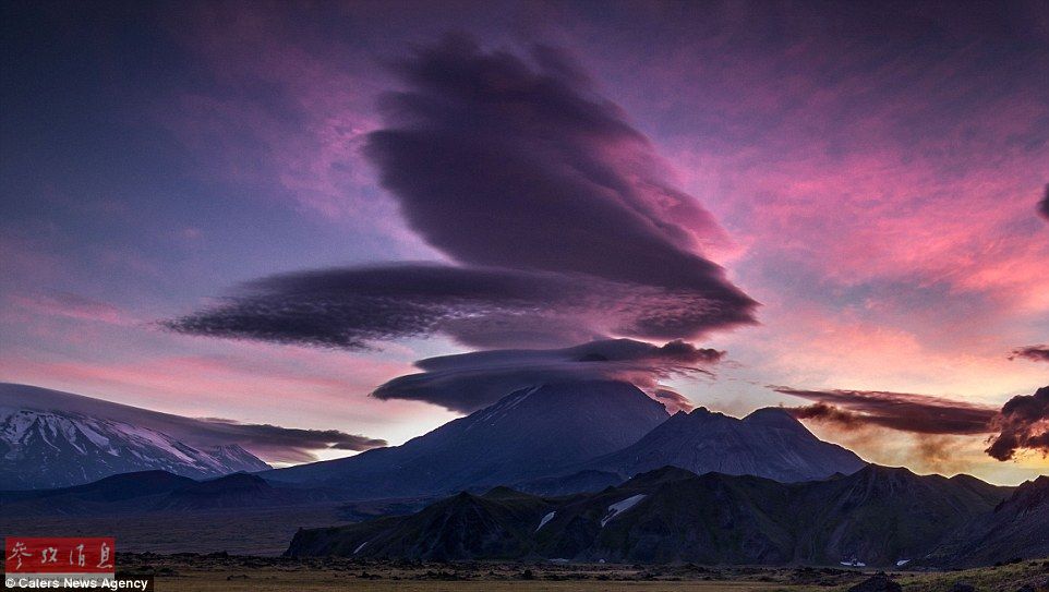 火山上笼罩着类似于外星飞碟形状的云彩，场景犹如科幻大片。