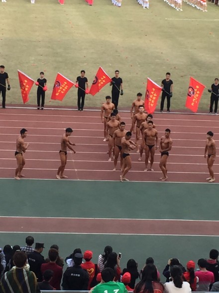 杭州某大学秋季运动会开幕式 裸男大秀肌肉