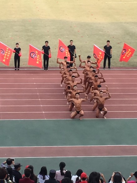 杭州某大学秋季运动会开幕式 裸男大秀肌肉