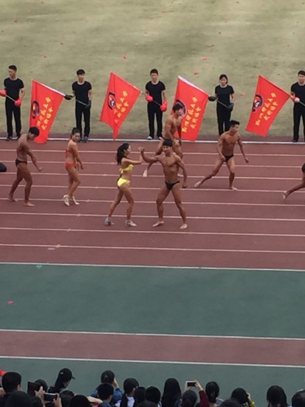 杭州某大学秋季运动会开幕式 裸男大秀肌肉