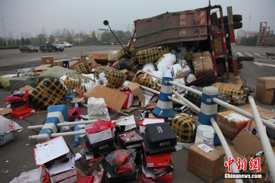 河南许昌一物流车侧翻