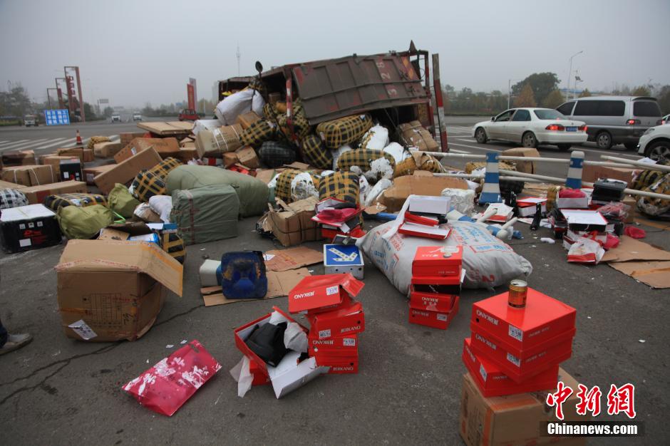 河南许昌一物流车侧翻