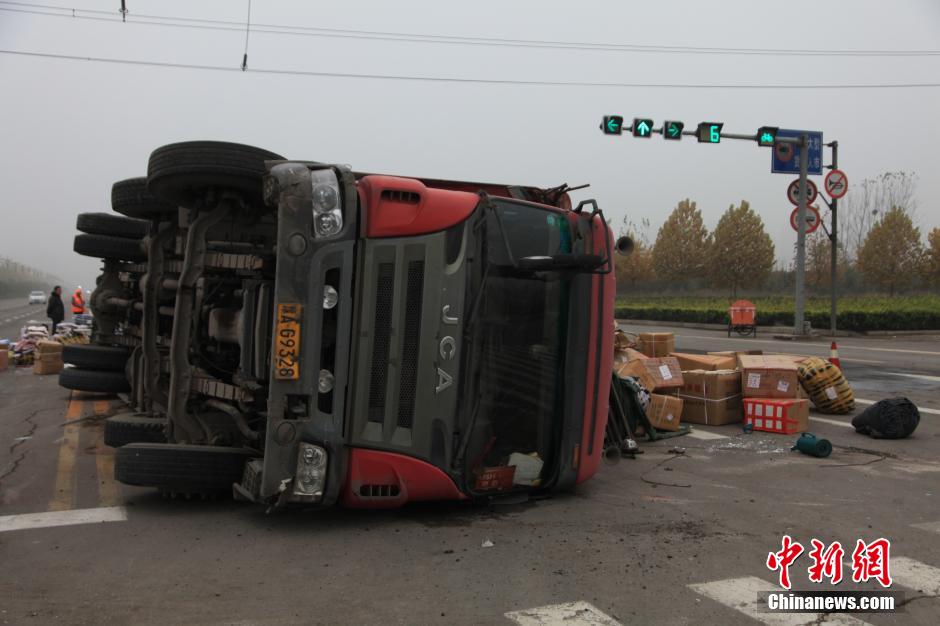 河南许昌一物流车侧翻