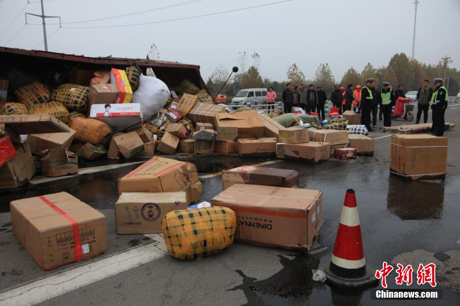 河南许昌一物流车侧翻